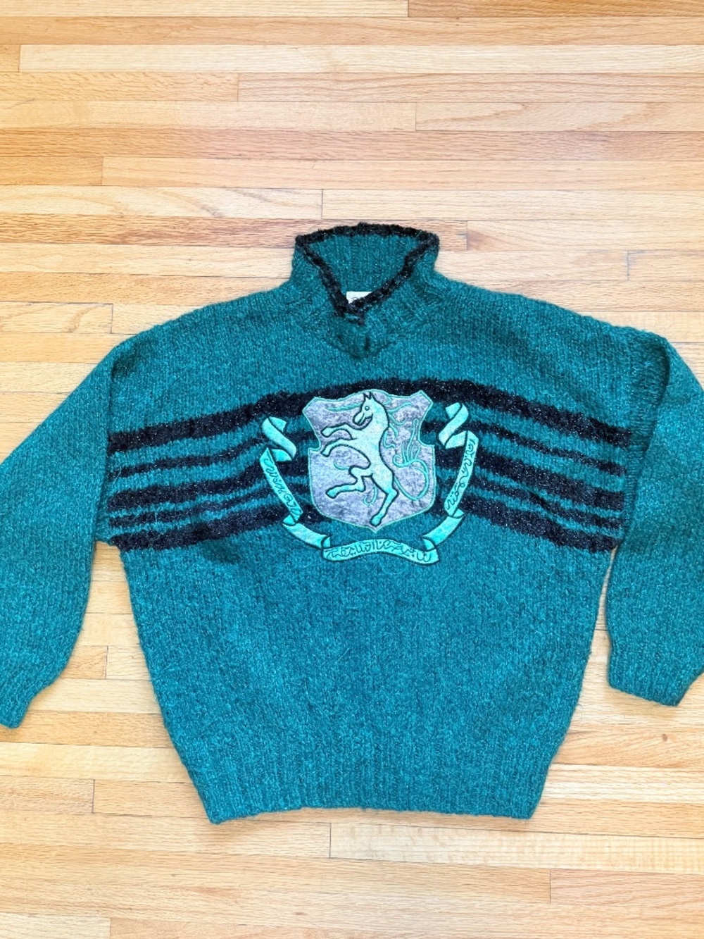 🐎 Vintage 80s Green Fuzzy Knit Sweater with Heraldic Horse Crest - Picture 8 of 10